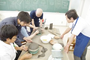 陶芸デザインコース（備前焼の皿づくり）。