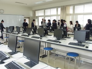 情報システムコース実習室（生徒から説明を）