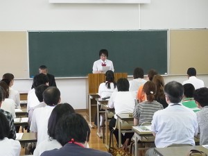 最初の全体会では生徒代表から挨拶と体験談が。