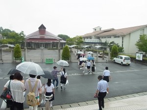 小雨でしがた大勢に方がご参加（寮の見学へ）